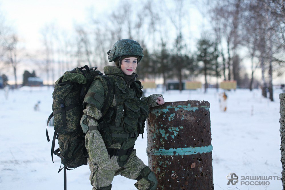 Военный мужчина и девушка держатся за 