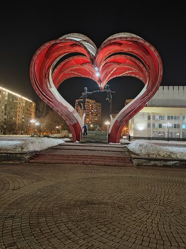 красные розы и красное сердце в форме сердца на заднем плане 