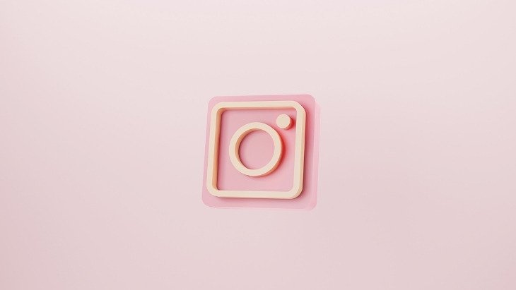 Instagram launches a new logo