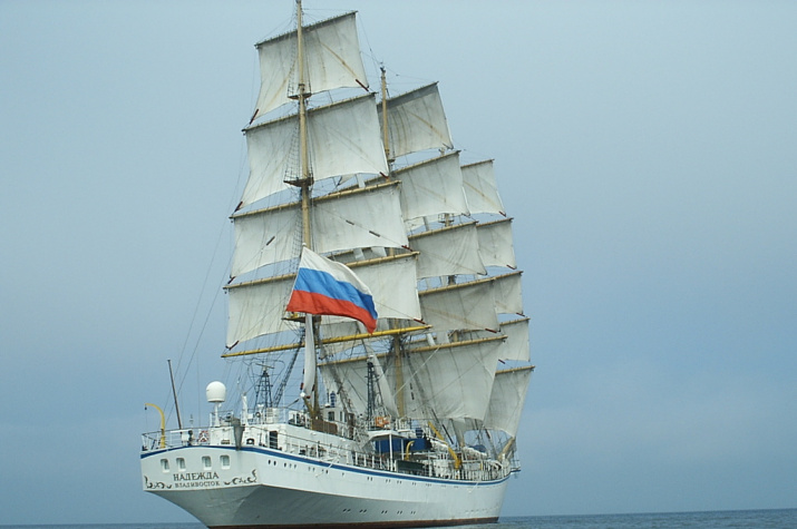 Корабль Парусник Статуэтка Дерево, ткань , пластик 45*37 см 